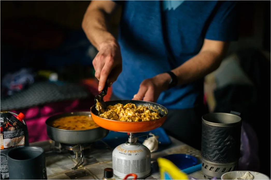 Backpacker Hostel Gemeinschaftskueche Leute Kochen 7b1e