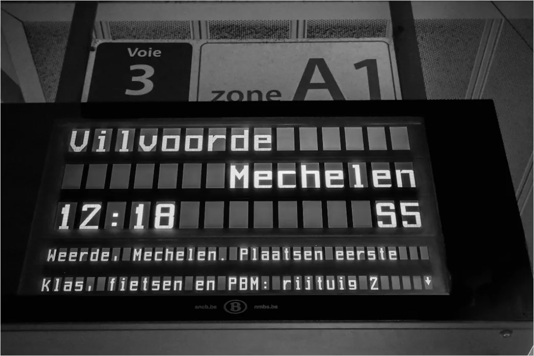 Bahnhof Anzeigetafel Abfahrtzeiten Nahaufnahme 8ba9