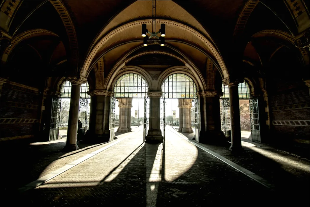 Bahnhofshalle Grosse Fenster Lichtstrahlen Atmosphaere Ad33