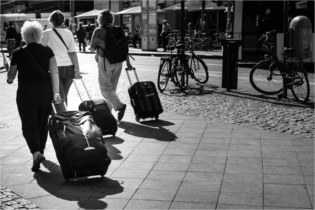 Bahnsteig Menschen Mit Koffer Warten Perspektive D1fa