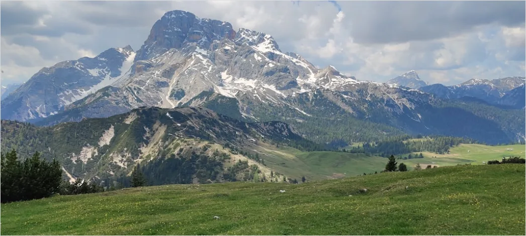 Bayerische Alpen Bergpanorama Mit Gruenen Wiesen 4c22