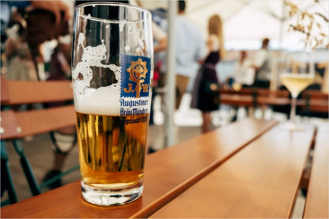 Detail Biergarten Bretzel Und Maßkrug Tischszene Number 11