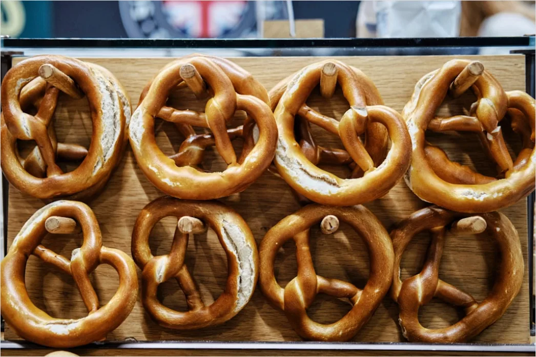 Detail Biergarten Bretzel Und Maßkrug Tischszene Number 16