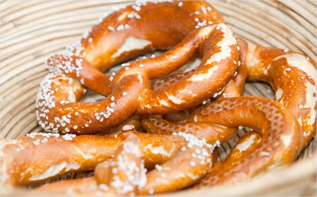 Detail Biergarten Bretzel Und Maßkrug Tischszene Number 19