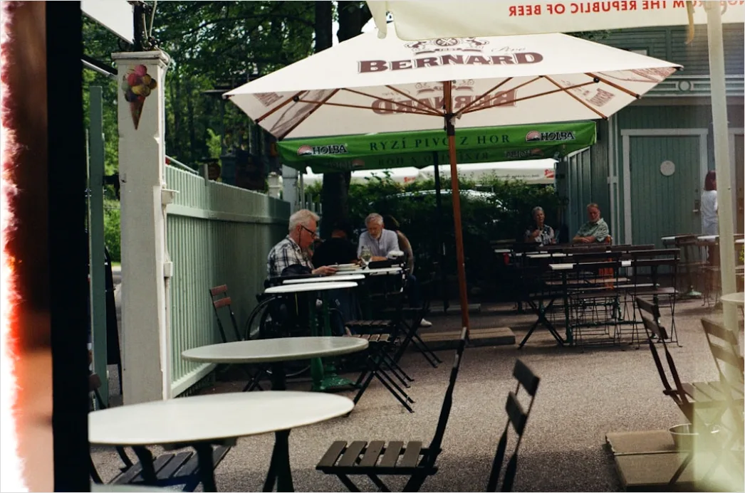 Detail Biergarten Bretzel Und Maßkrug Tischszene Number 5