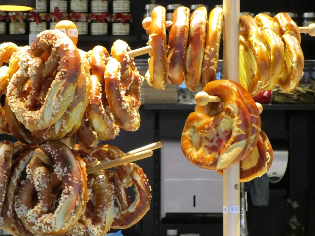 Detail Biergarten Bretzel Und Maßkrug Tischszene Number 6