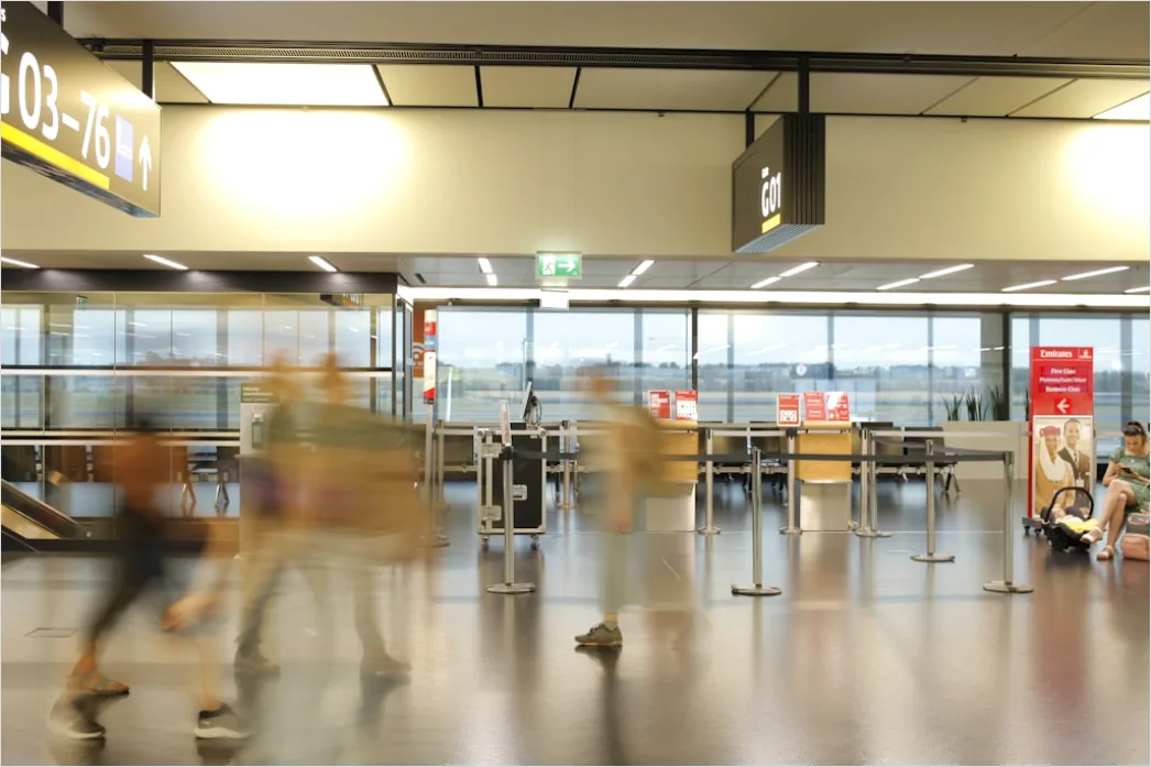 Boarding Am Gate Menschenreihe Mit Handgepaeck Perspektive Ff94