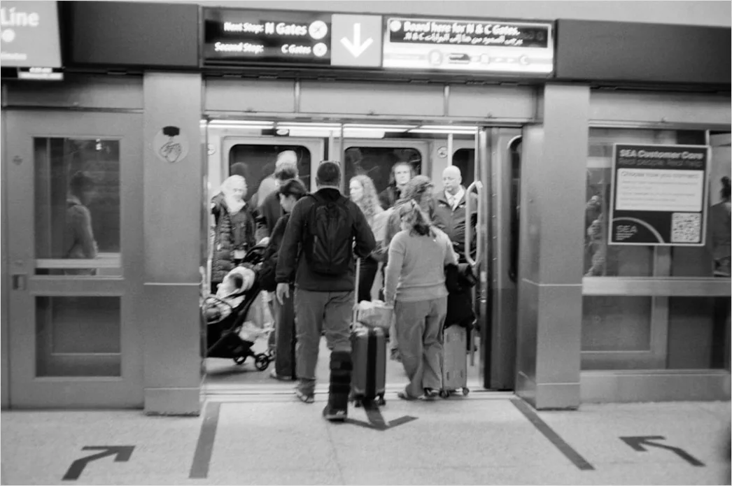 Detail Boarding Am Gate Menschenreihe Mit Handgepäck Perspektive Number 13