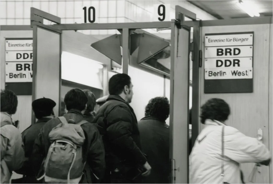 Detail Boarding Am Gate Menschenreihe Mit Handgepäck Perspektive Number 6