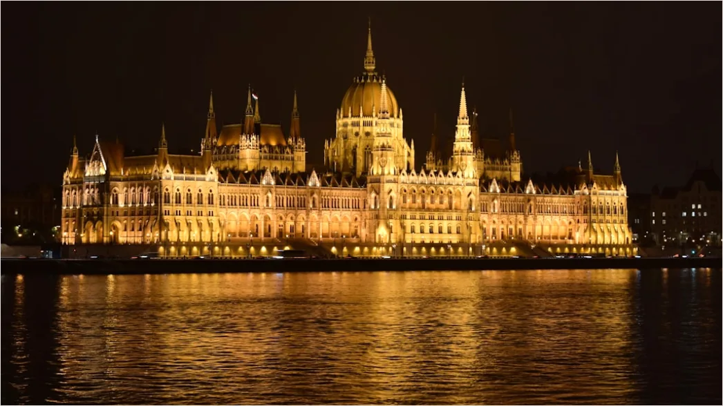 Detail Budapest Parlament An Der Donau Bei Nacht Number 13