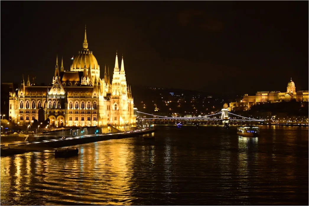 Detail Budapest Parlament An Der Donau Bei Nacht Number 14