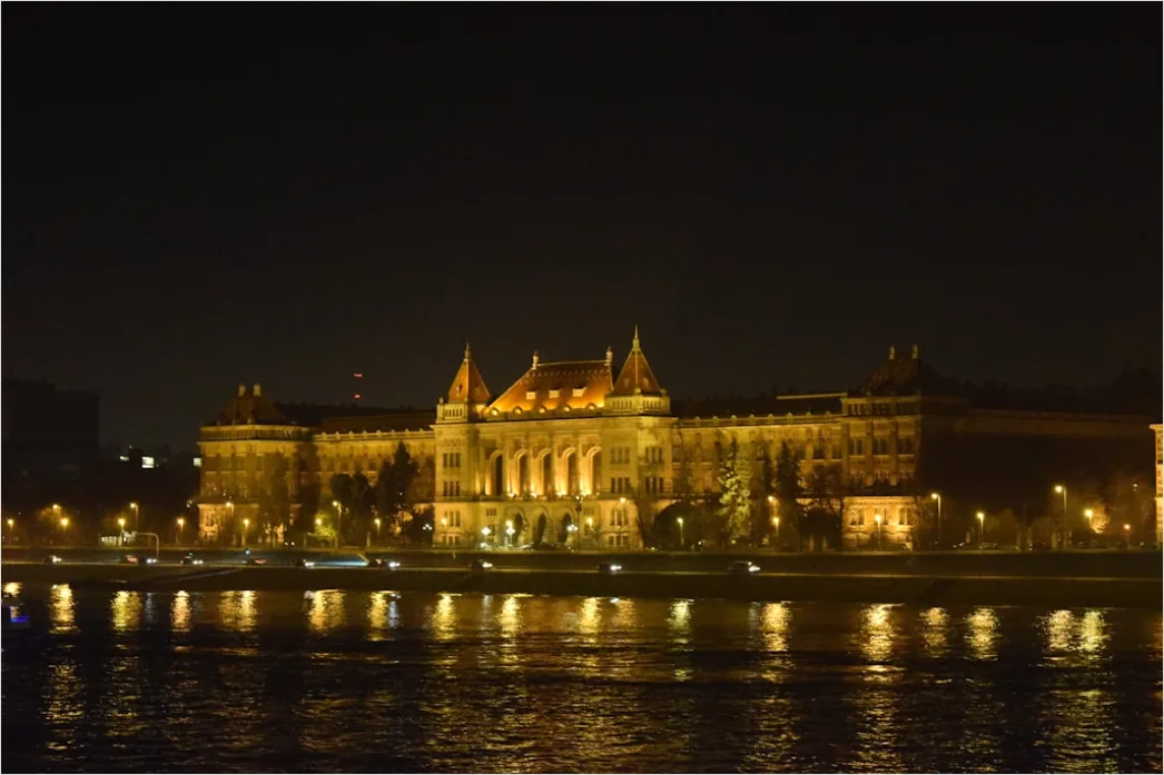 Detail Budapest Parlament An Der Donau Bei Nacht Number 18