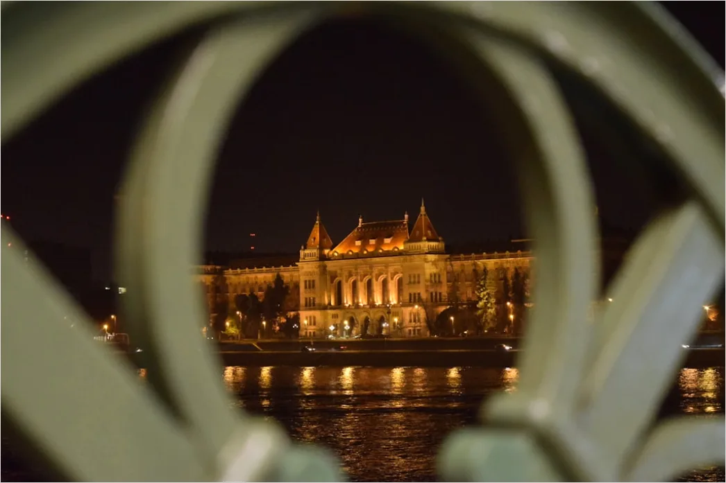 Detail Budapest Parlament An Der Donau Bei Nacht Number 19