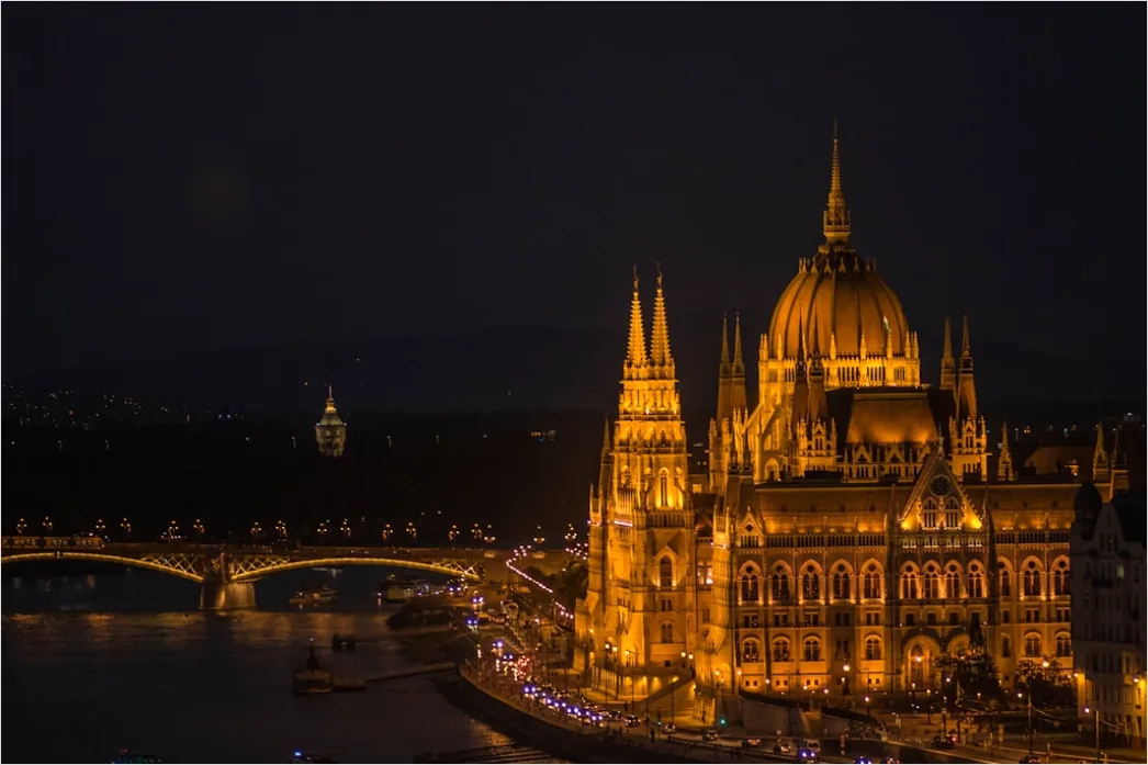 Detail Budapest Parlament An Der Donau Bei Nacht Number 8