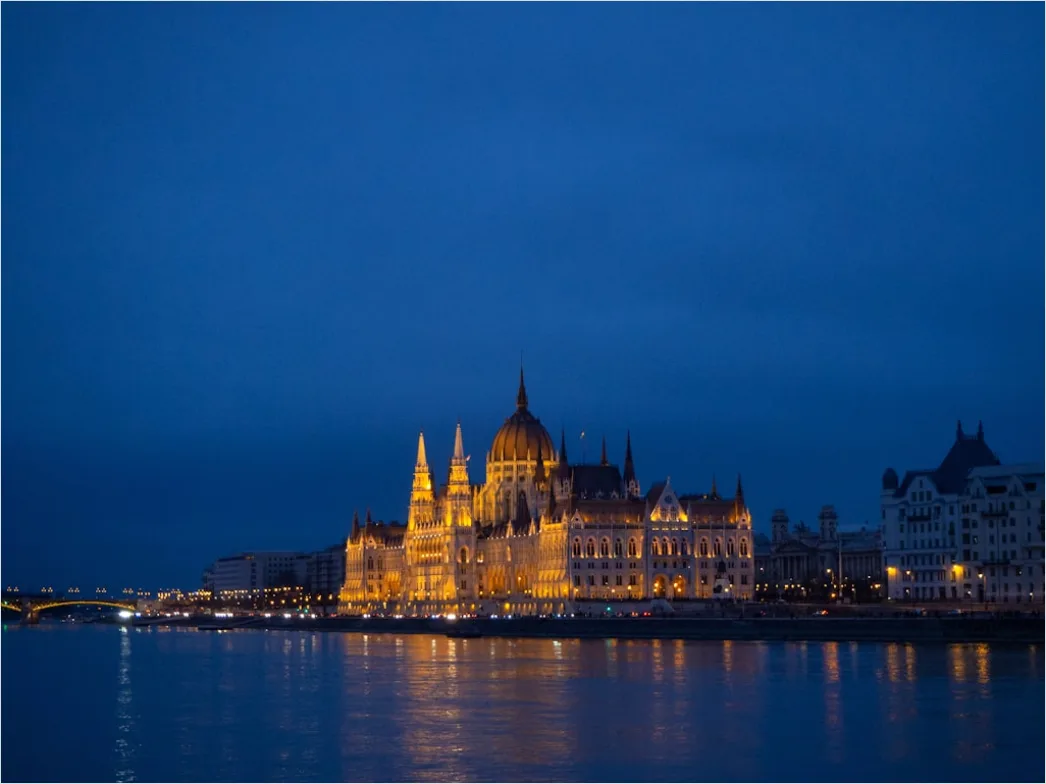Detail Budapest Parlament An Der Donau Bei Nacht Number 9