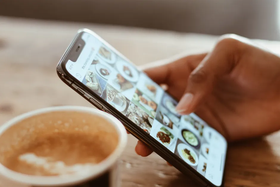 Buero Schreibtisch Mit Kaffee Und Smartphone Nahaufnahme Foto 0fd3