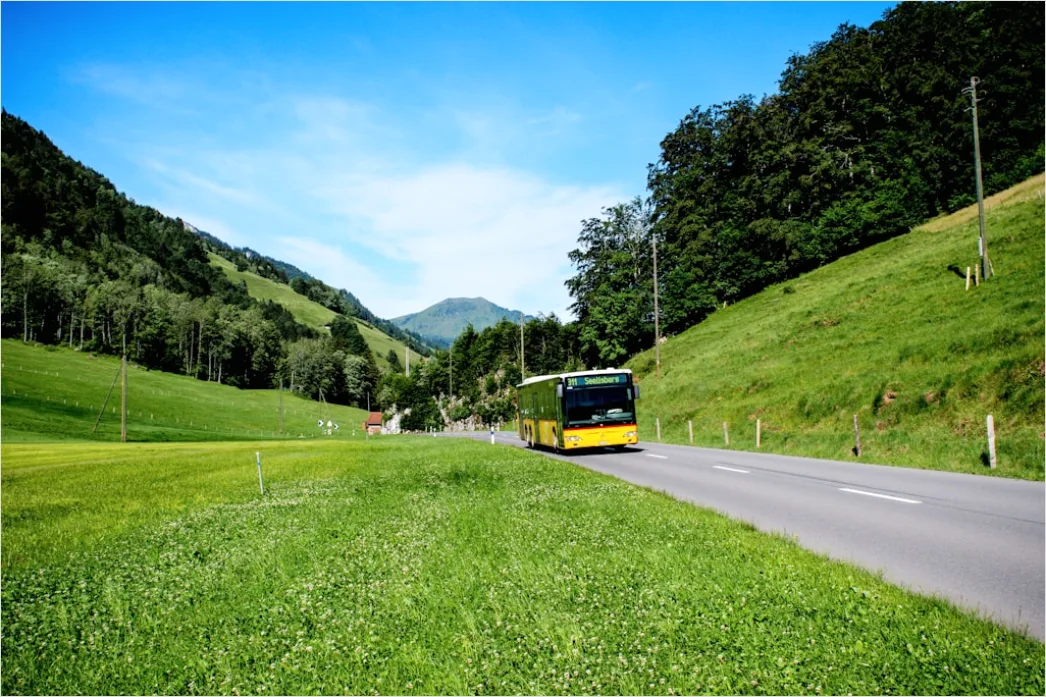 Busreise Reisender Am Fenster Mit Landschaft 5922