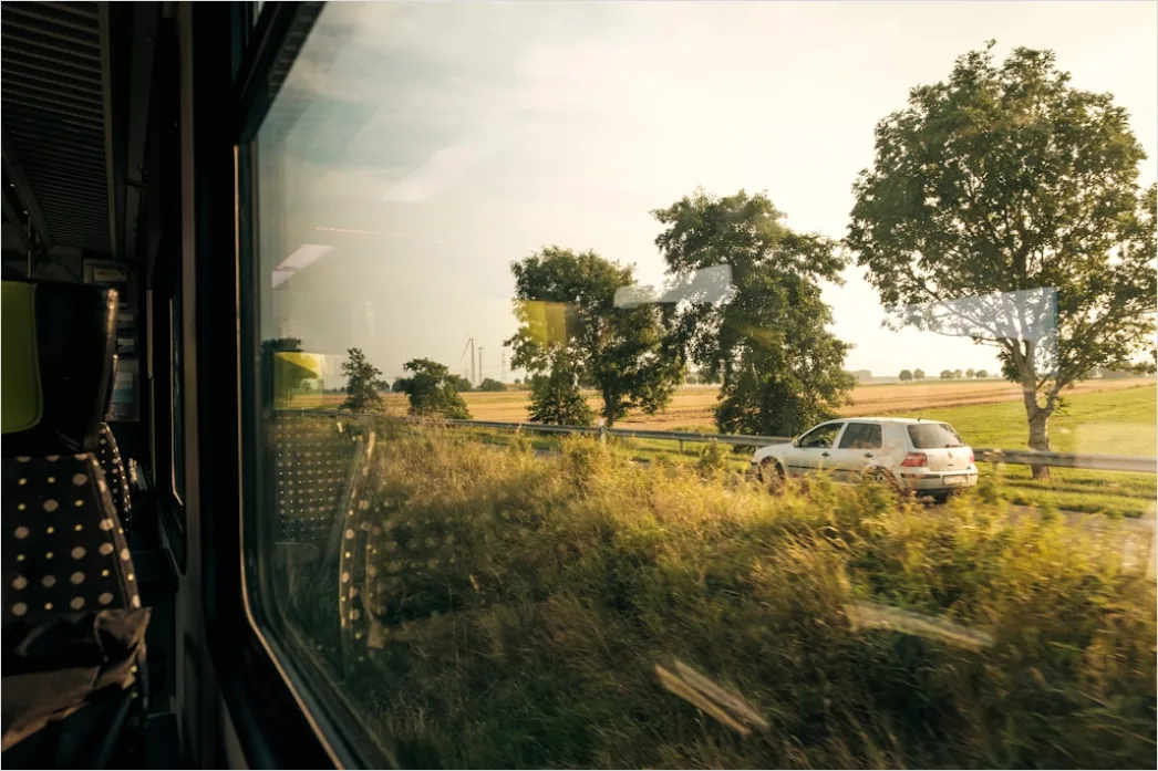 Detail Busreise Reisender Am Fenster Mit Landschaft Number 11