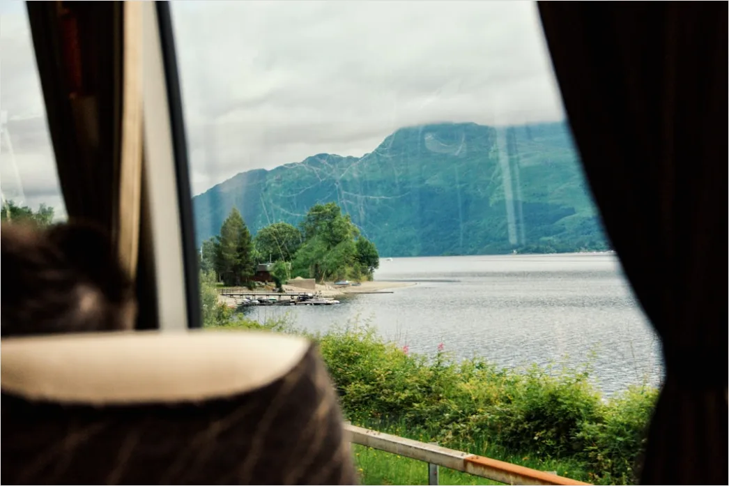 Detail Busreise Reisender Am Fenster Mit Landschaft Number 12