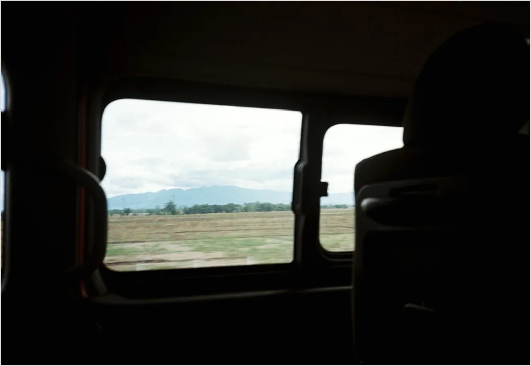 Detail Busreise Reisender Am Fenster Mit Landschaft Number 14