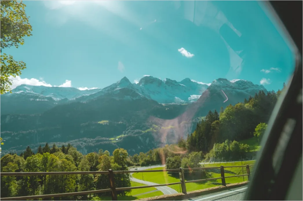Detail Busreise Reisender Am Fenster Mit Landschaft Number 16