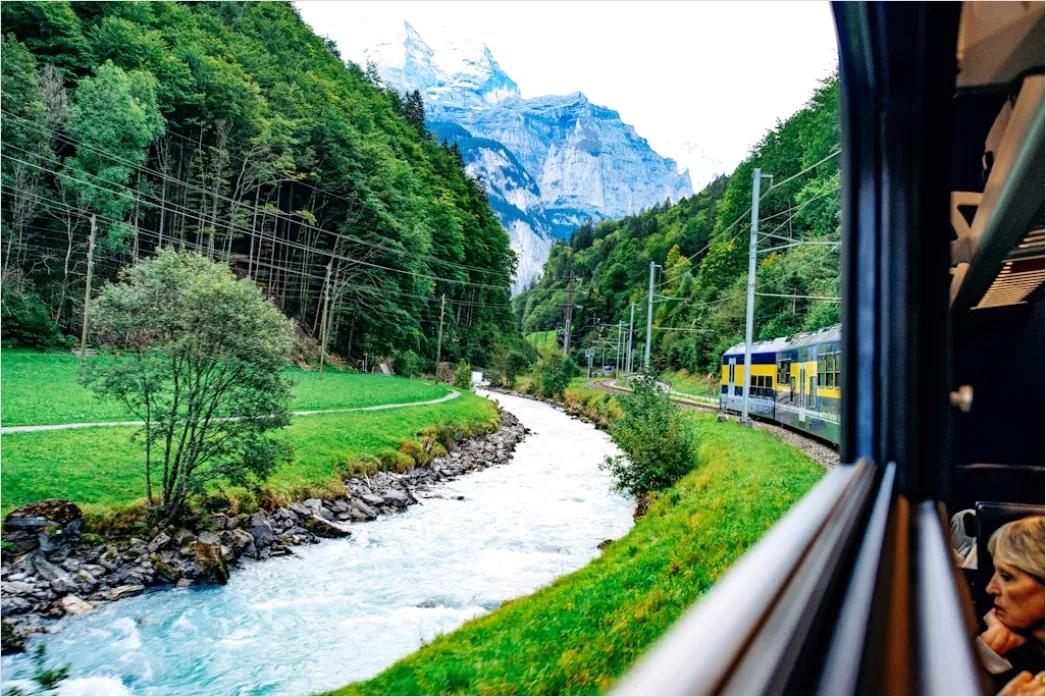Detail Busreise Reisender Am Fenster Mit Landschaft Number 18