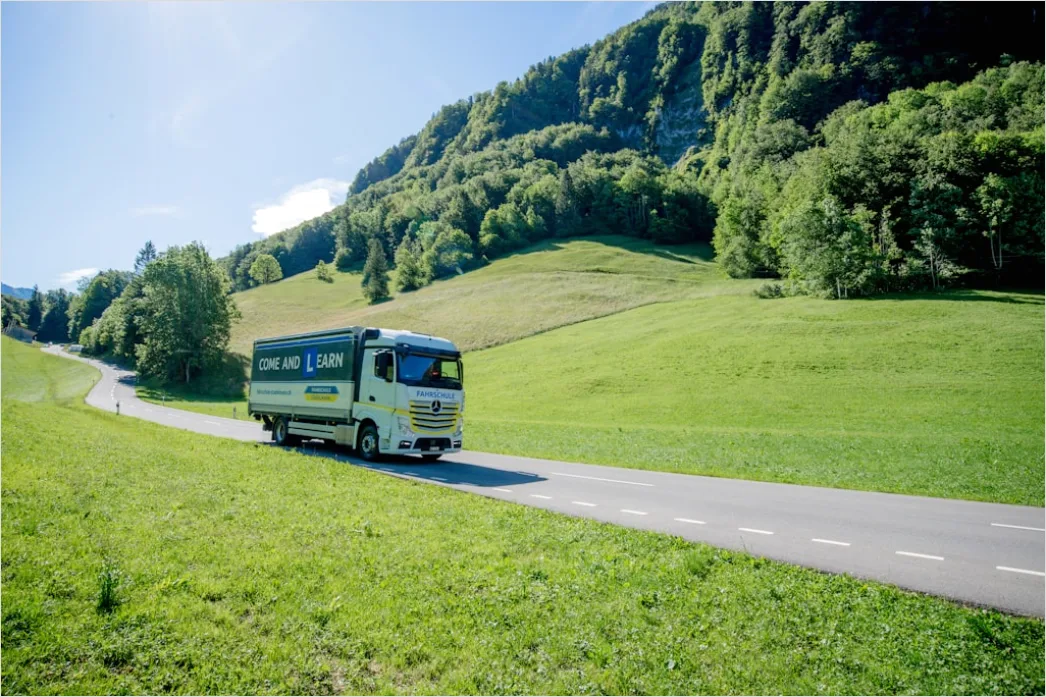 Detail Busreise Reisender Am Fenster Mit Landschaft Number 19