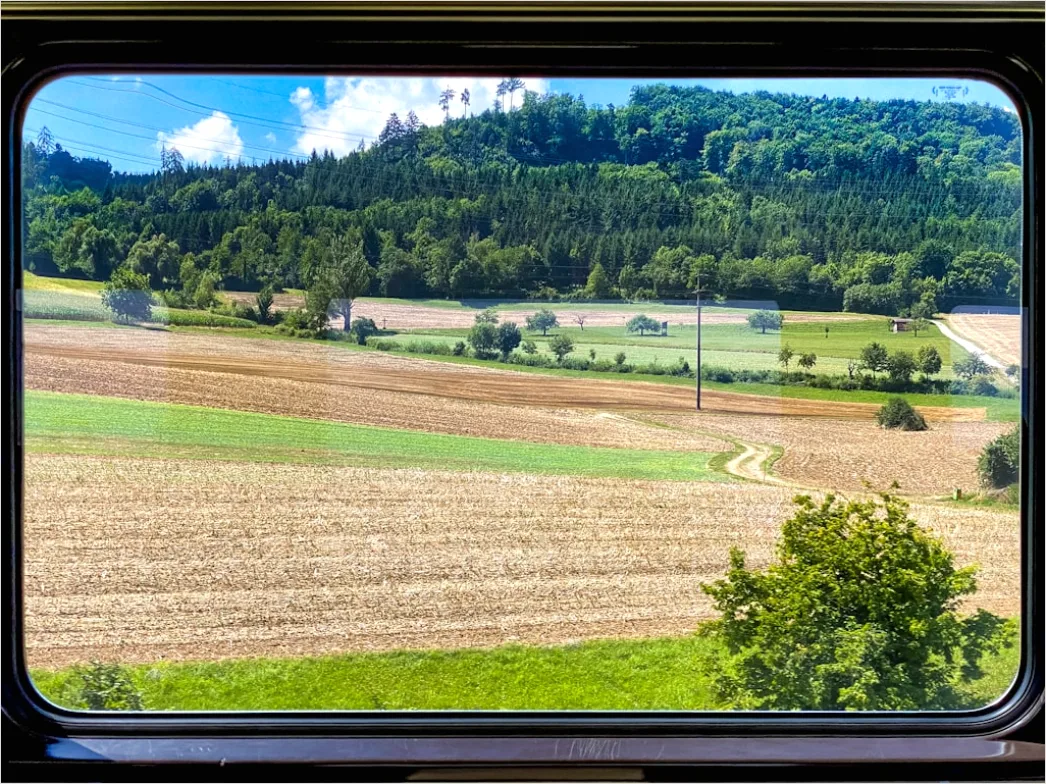 Detail Busreise Reisender Am Fenster Mit Landschaft Number 3