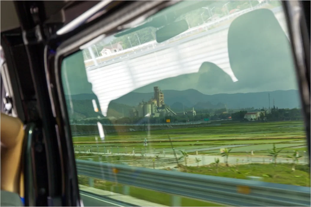 Detail Busreise Reisender Am Fenster Mit Landschaft Number 6