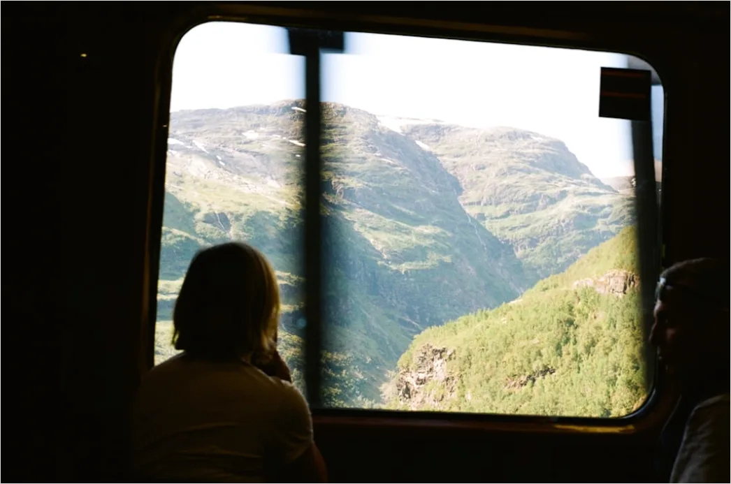 Detail Busreise Reisender Am Fenster Mit Landschaft Number 10
