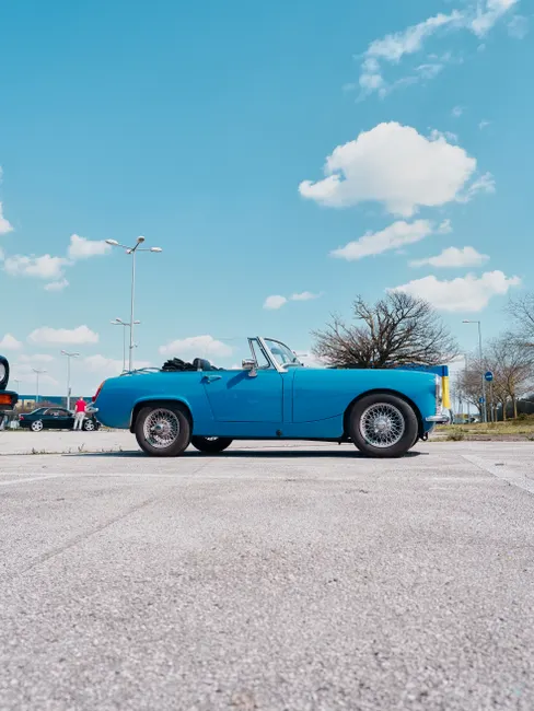 Cabrio Auf Kuestenstrasse Mit Meer Im Hintergrund 2bbc