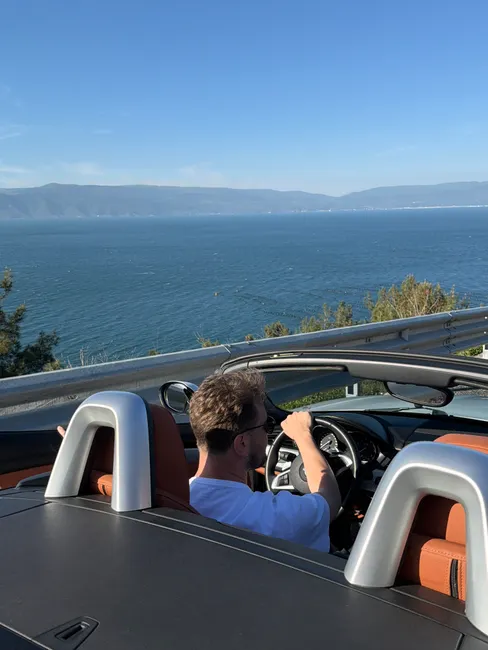 Detail Cabrio Auf Küstenstraße Mit Meer Im Hintergrund Number 12