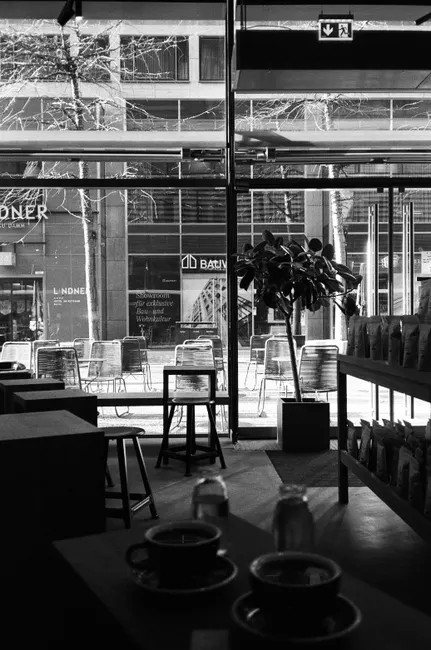 Detail Cafékultur Espresso Auf Tisch Mit Stadtblick Number 11