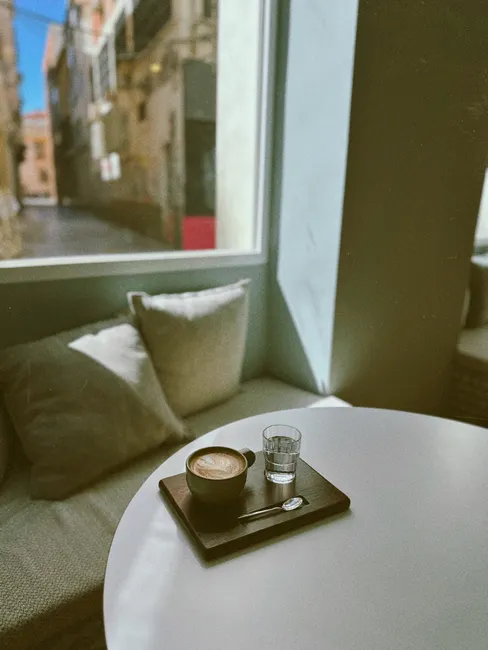 Detail Cafékultur Espresso Auf Tisch Mit Stadtblick Number 18