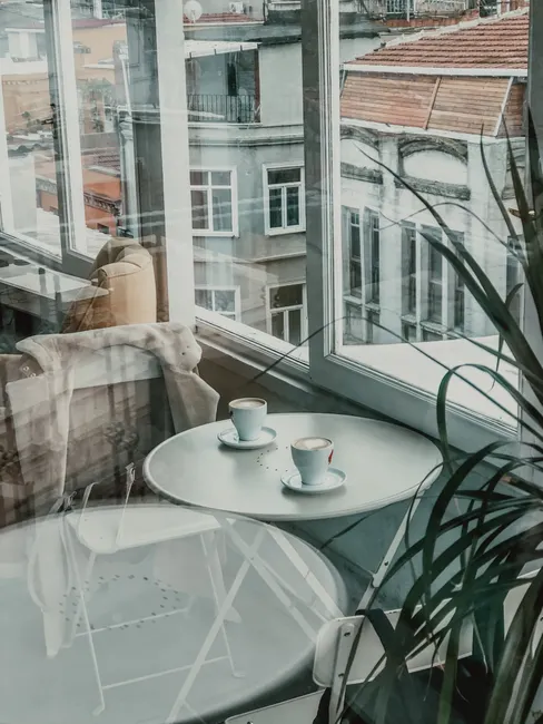 Detail Cafékultur Espresso Auf Tisch Mit Stadtblick Number 5