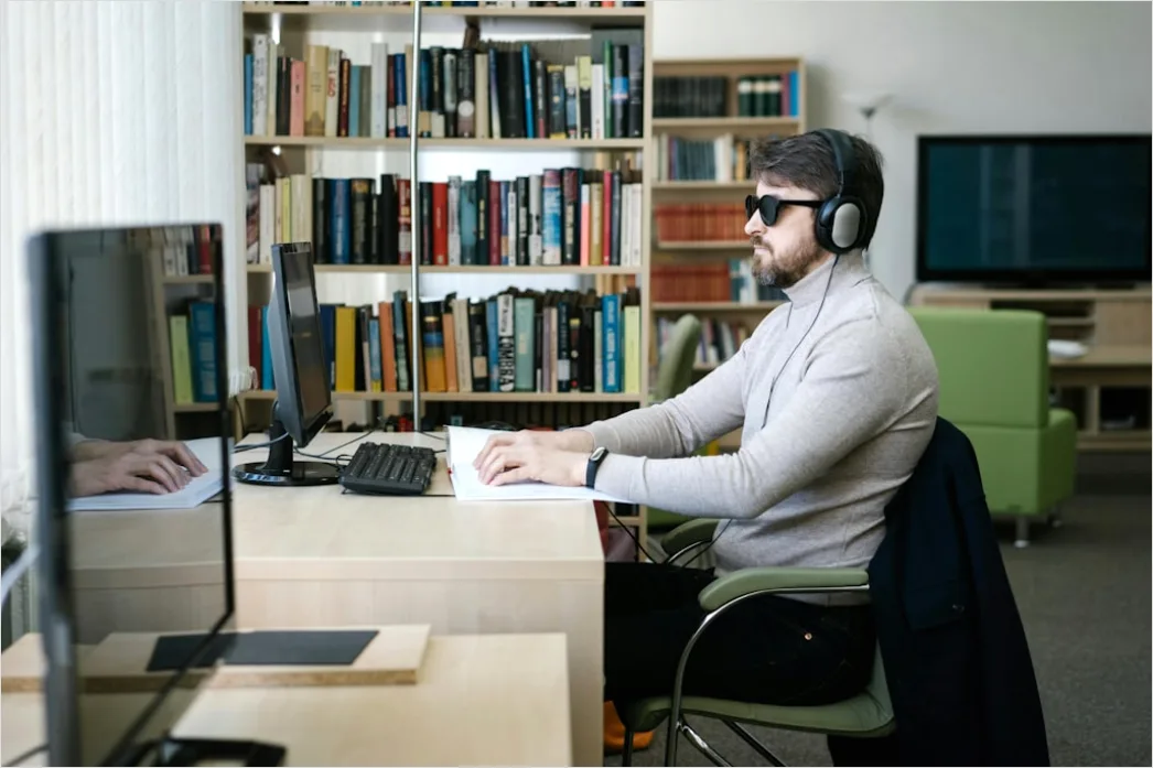 Detail Call Center Mitarbeiterin Mit Headset Am Computer Foto Number 17