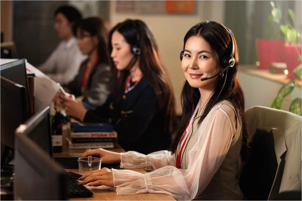 Detail Call Center Mitarbeiterin Mit Headset Am Computer Foto Number 3