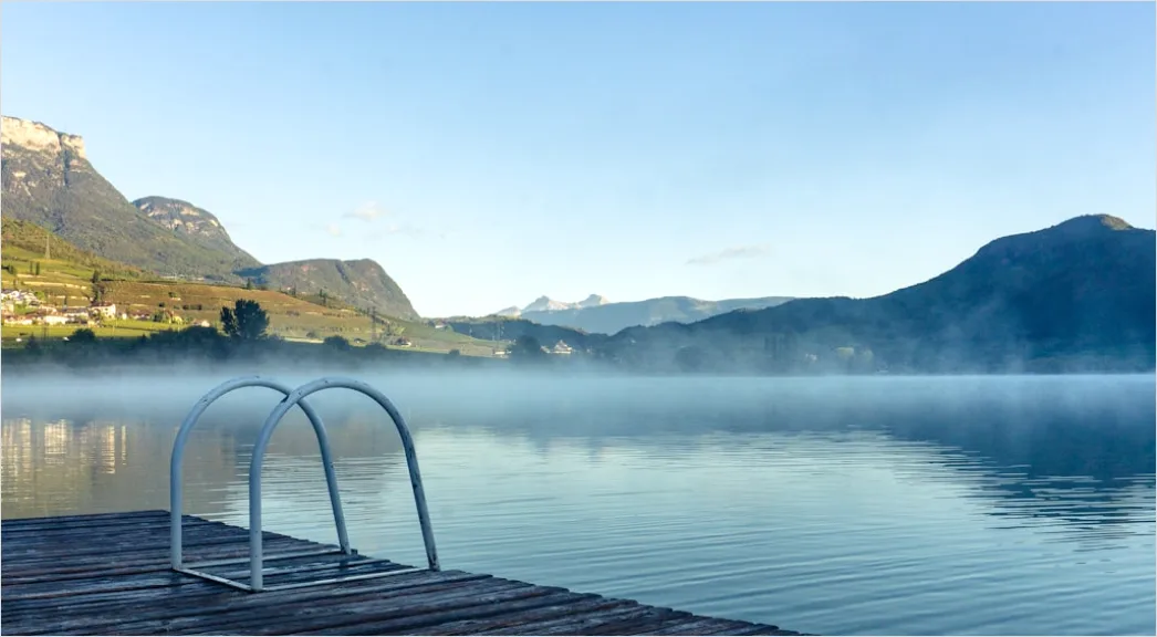 Detail Canoe Auf Bergsee Mit Nebel Morgens Number 2