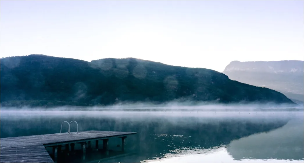 Detail Canoe Auf Bergsee Mit Nebel Morgens Number 4