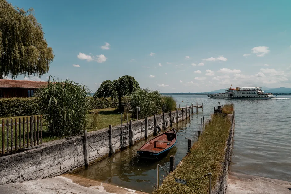 Detail Chiemsee Ufer Mit Booten Und Alpen Im Hintergrund Number 2