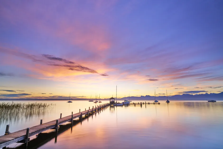 Detail Chiemsee Ufer Mit Booten Und Alpen Im Hintergrund Number 11