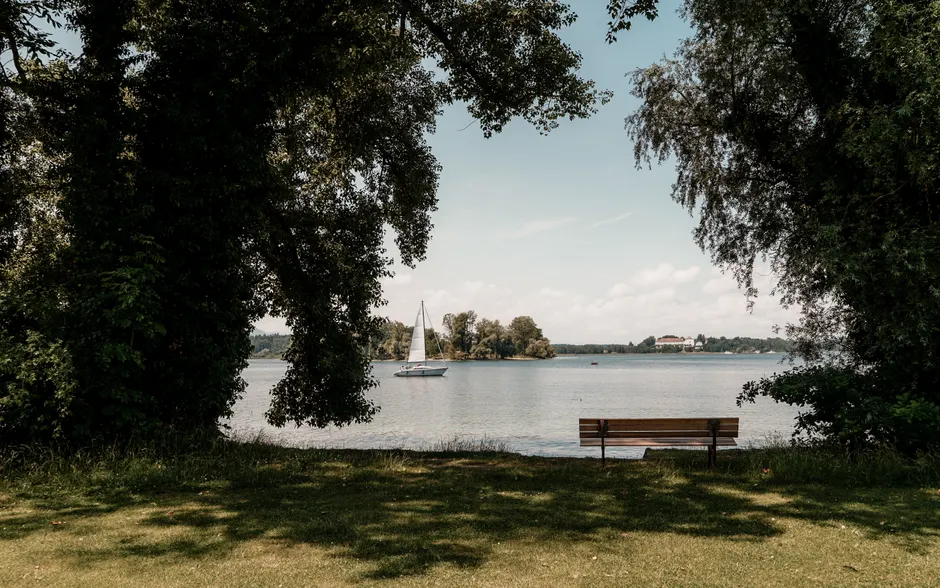 Detail Chiemsee Ufer Mit Booten Und Alpen Im Hintergrund Number 13