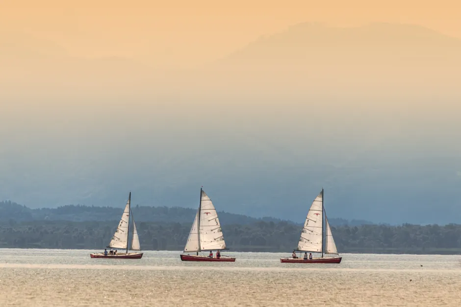 Detail Chiemsee Ufer Mit Booten Und Alpen Im Hintergrund Number 15