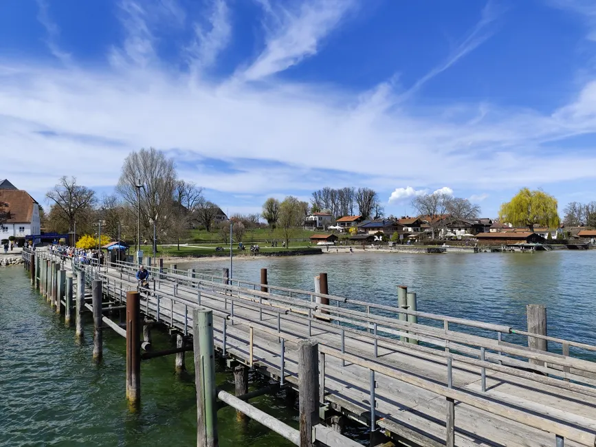 Detail Chiemsee Ufer Mit Booten Und Alpen Im Hintergrund Number 16