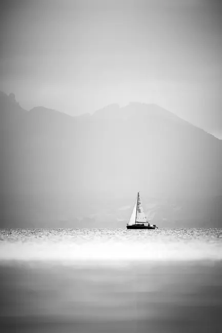 Detail Chiemsee Ufer Mit Booten Und Alpen Im Hintergrund Number 19