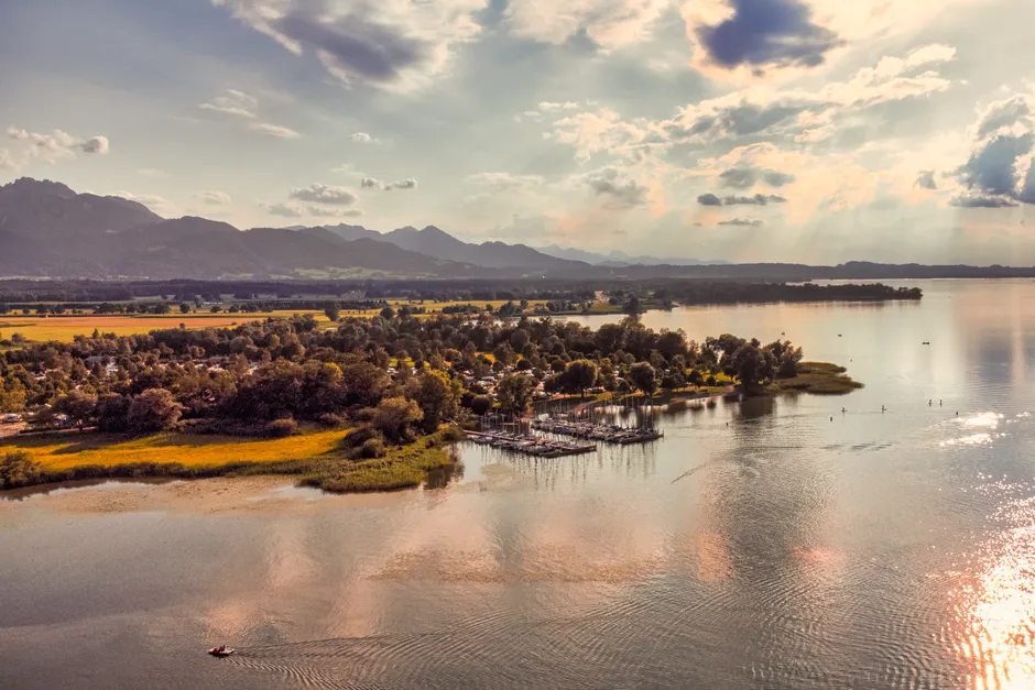 Detail Chiemsee Ufer Mit Booten Und Alpen Im Hintergrund Number 3