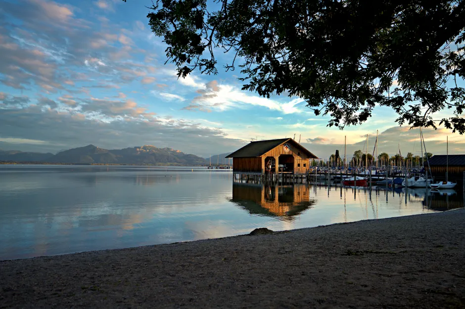Detail Chiemsee Ufer Mit Booten Und Alpen Im Hintergrund Number 4