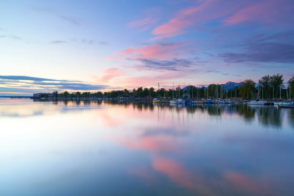 Detail Chiemsee Ufer Mit Booten Und Alpen Im Hintergrund Number 5
