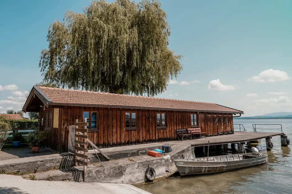 Detail Chiemsee Ufer Mit Booten Und Alpen Im Hintergrund Number 6