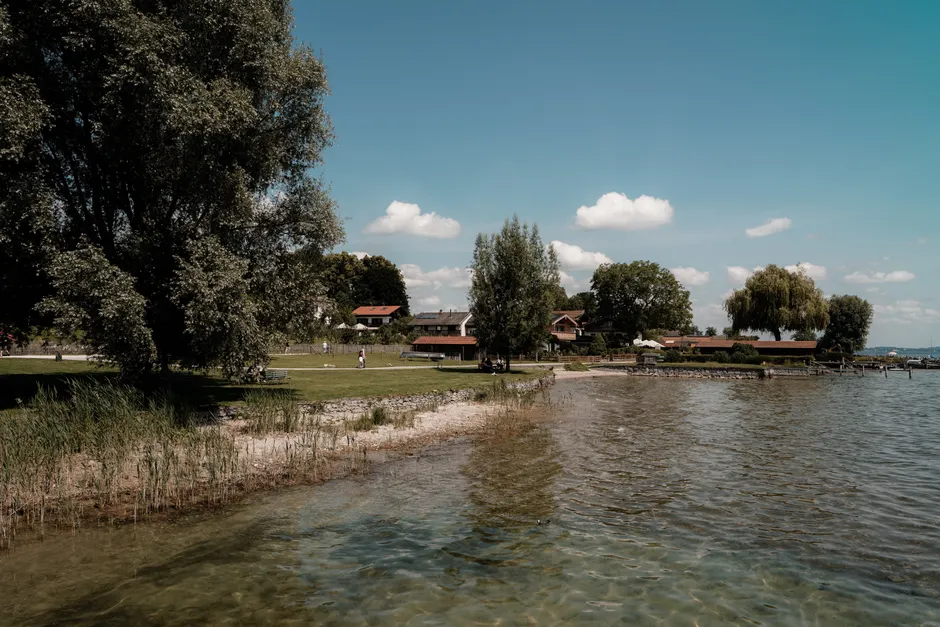 Detail Chiemsee Ufer Mit Booten Und Alpen Im Hintergrund Number 7